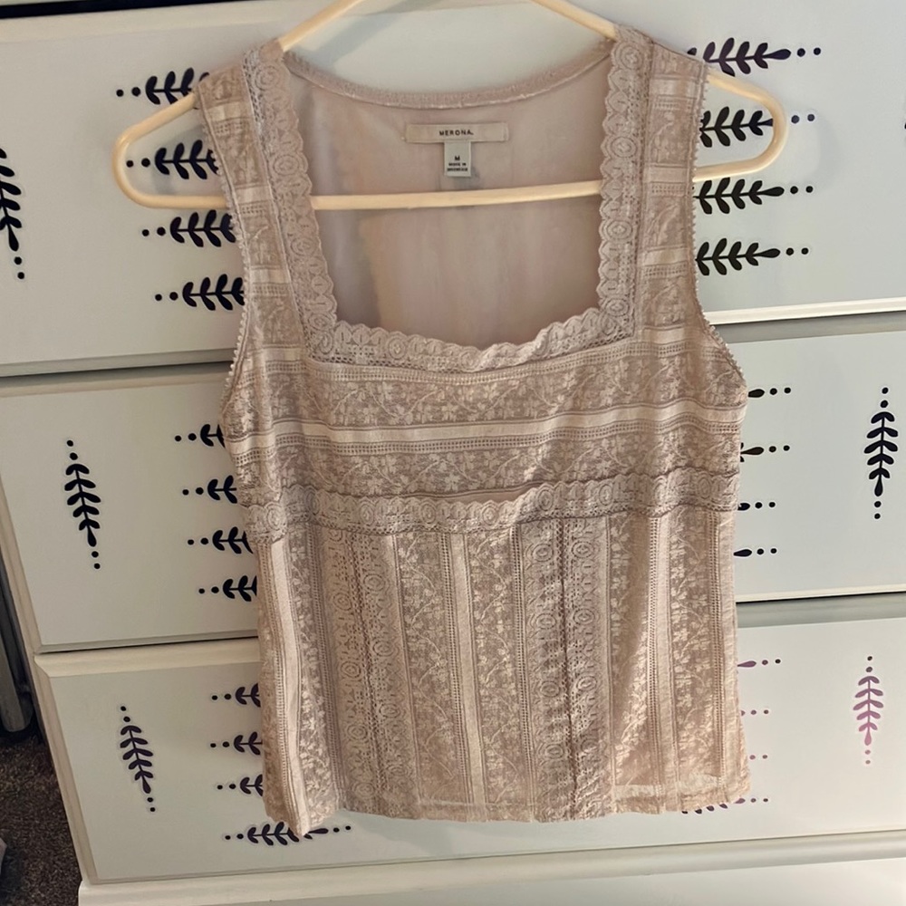 Woman’s Lace tank top size Medium